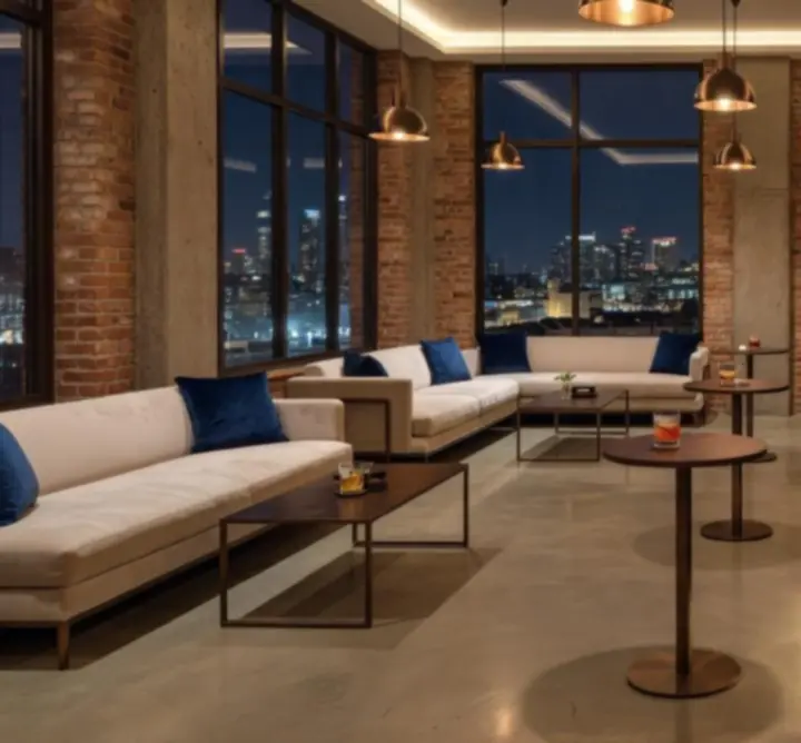 Elegáns belvárosi loft belső DJ pulttal és hangulatos fényekkel.